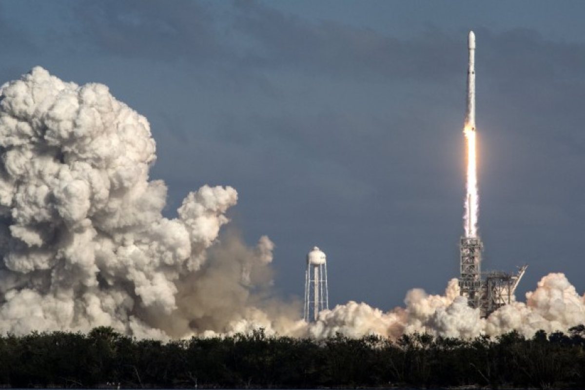 SpaceX изпрати на МКС изкуствен интелект, кафе и мишки