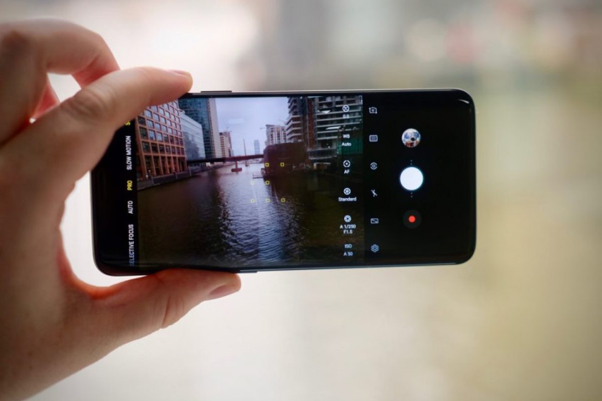 Смартфони на Samsung изпращат снимки на други хора без ваше знание
