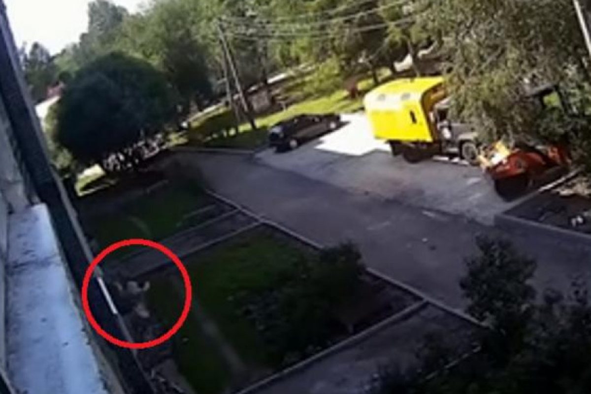 Работници уловиха падащо от четвъртия етаж дете (ВИДЕО)