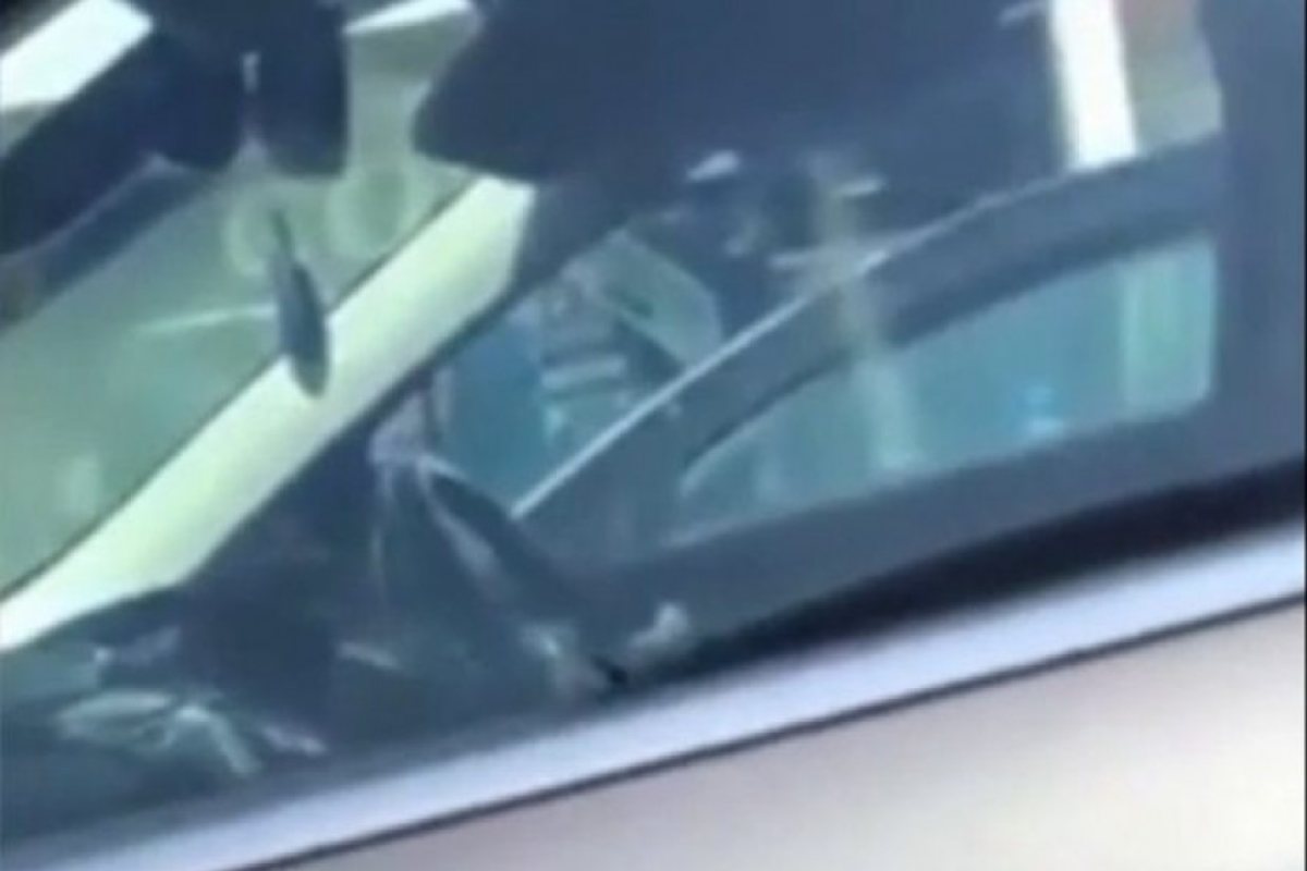 Дядо заряза бебе в нагорещена кола, отиде да пазарува в "Теско" (ВИДЕО)