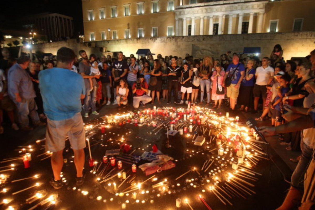 Бдение в Атина в памет на жертвите от пожарите