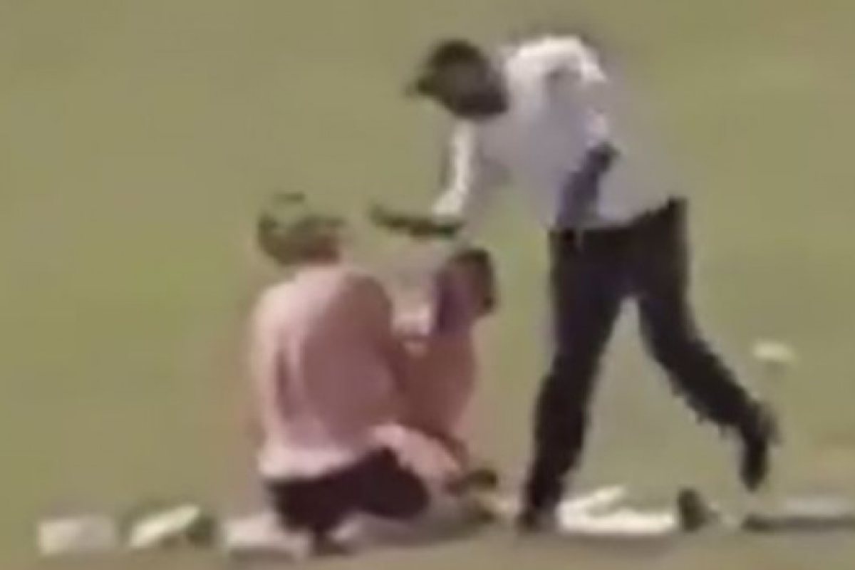 Двойка се отдаде на секс пред очите на деца в Лийдс (ВИДЕО)