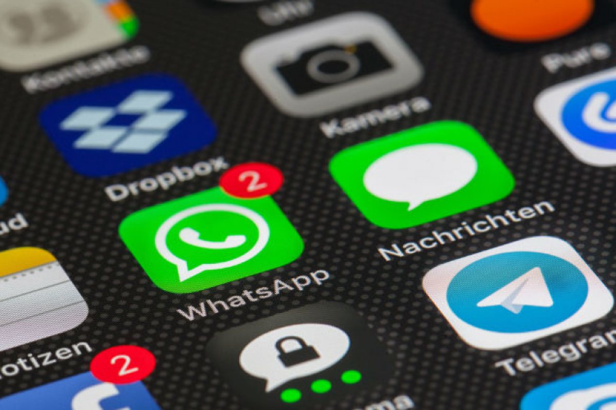 Затвор за мъж, шпионирал съпругата си в WhatsApp