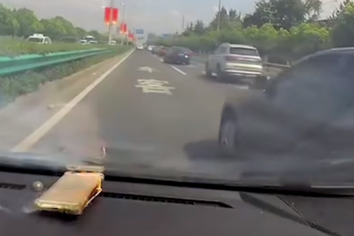 iPhone се самозапали в кола, уплаши до смърт собственичката си  (ВИДЕО)