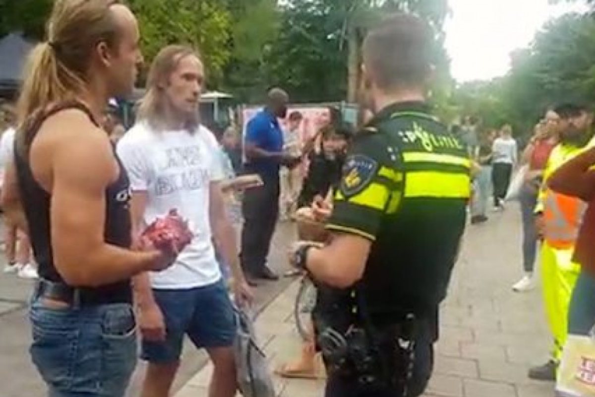 Мъж яде сурова пържола по време на вегански фестивал (ВИДЕО)