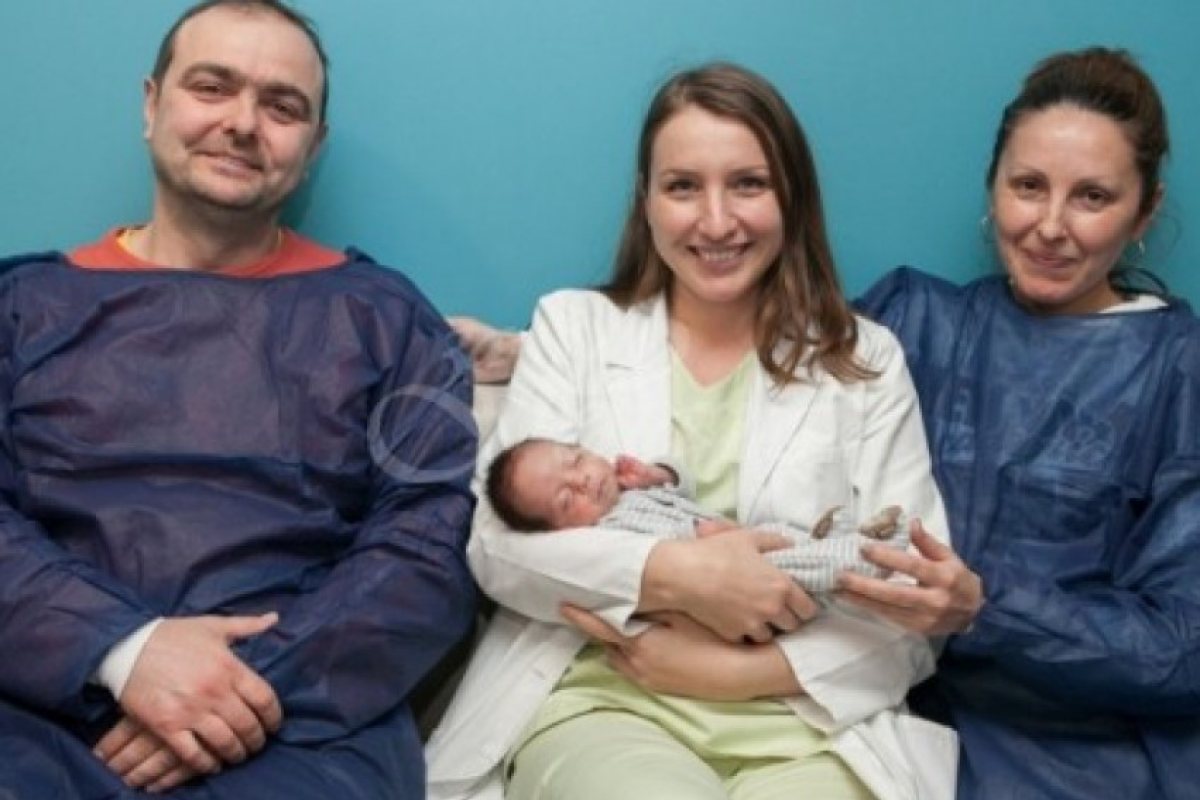 Български лекар раздели сиамски близнаци в утробата на майката преди раждането