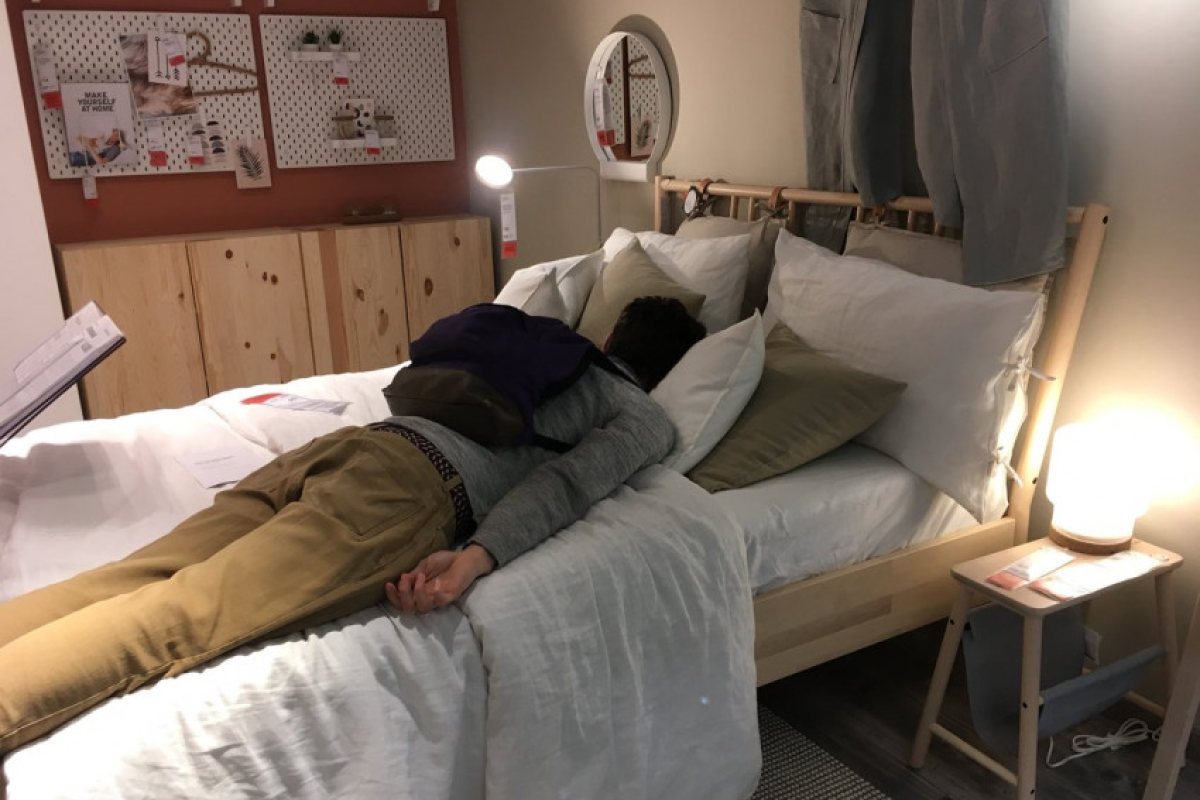 IKEA позволи на клиенти да спят в магазина след катастрофа на М25 (СНИМКИ)