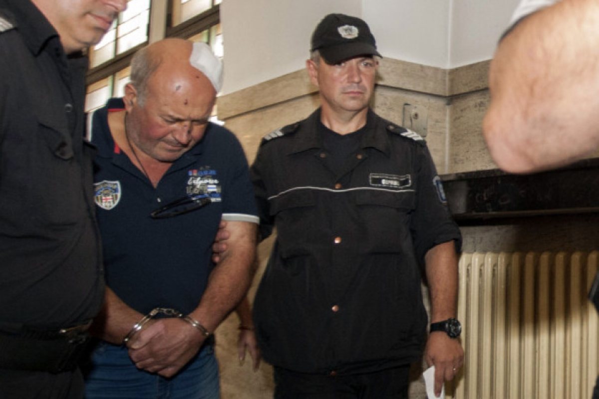 Шофьорът на фаталния автобус влезе в съда окован и с рани по главата