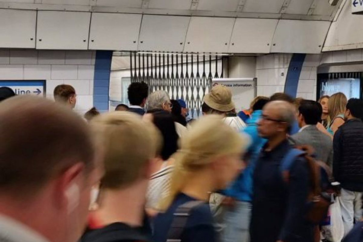 Част от “Victoria Line” е спряна, след като човек е ударен от влак