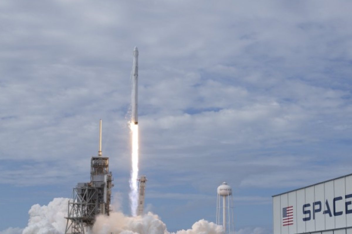 SpaceX обяви план да изпрати първия турист до Луната