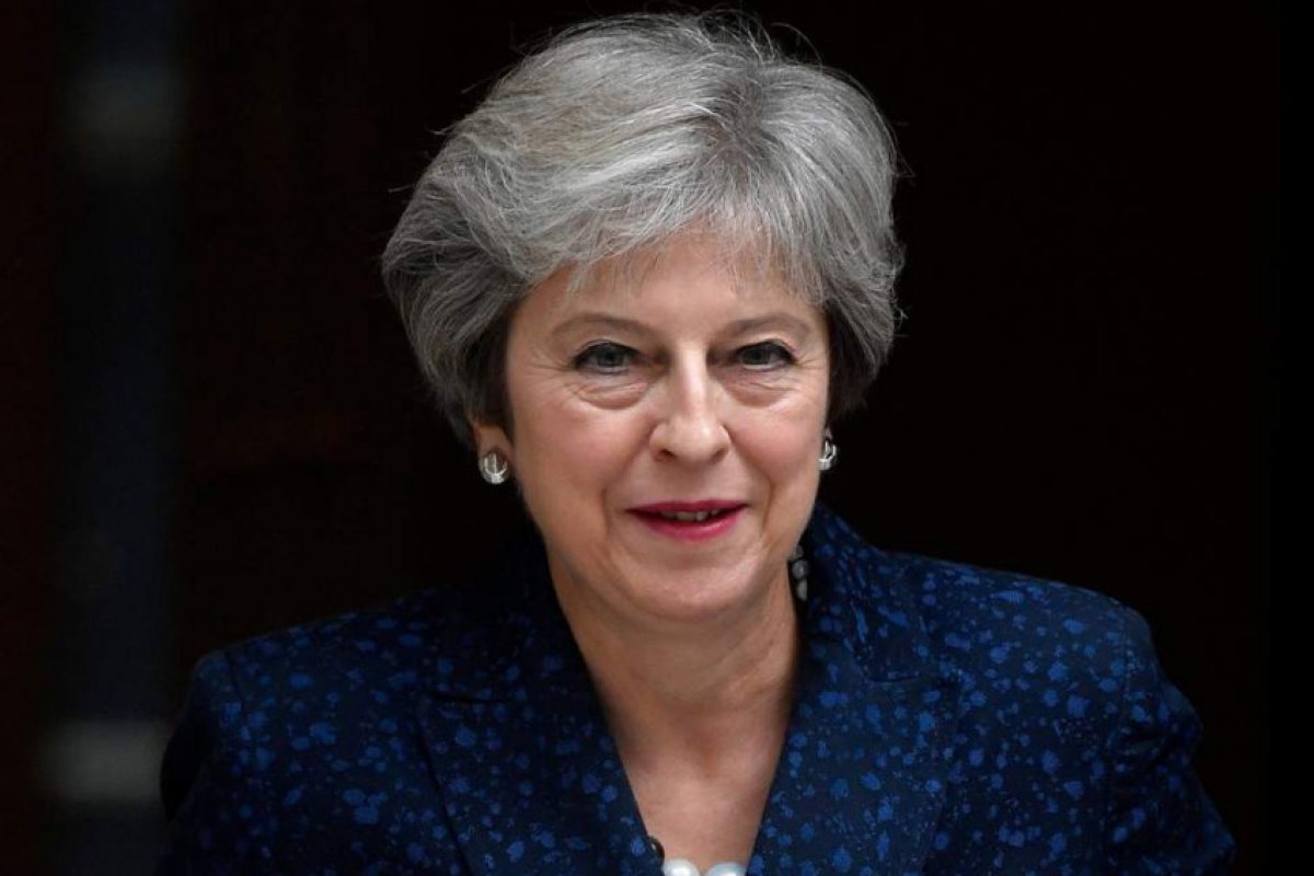 Тръгнаха слухове за падането на Тереза Мей   