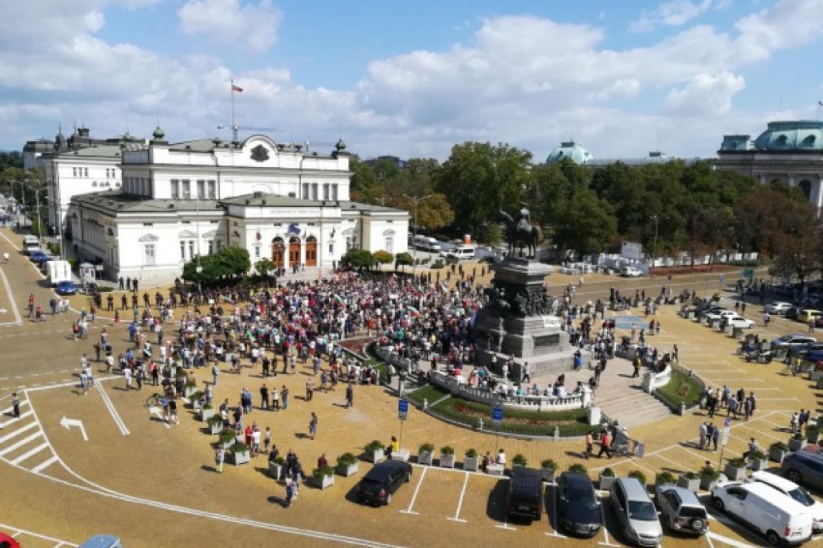 Пред парламента се провежда протест, организиран от живеещи в Лондон българи