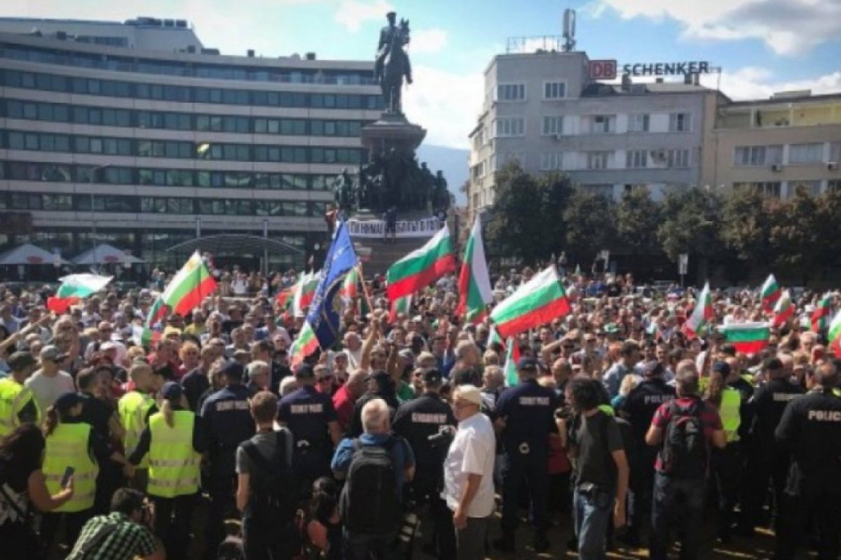 Участници в протеста нападнаха оператор на българска телевизия