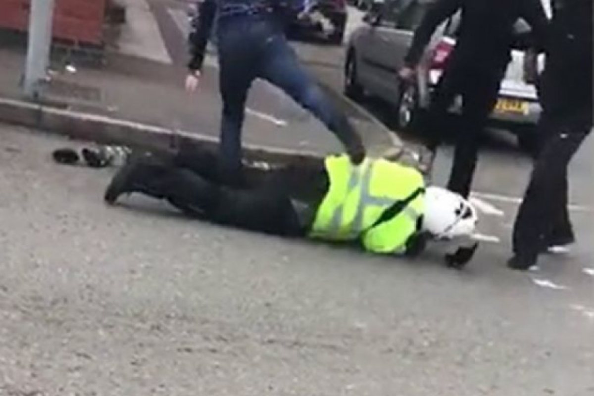 Полицай едва не загина след жестоко нападение от улична банда (ВИДЕО)