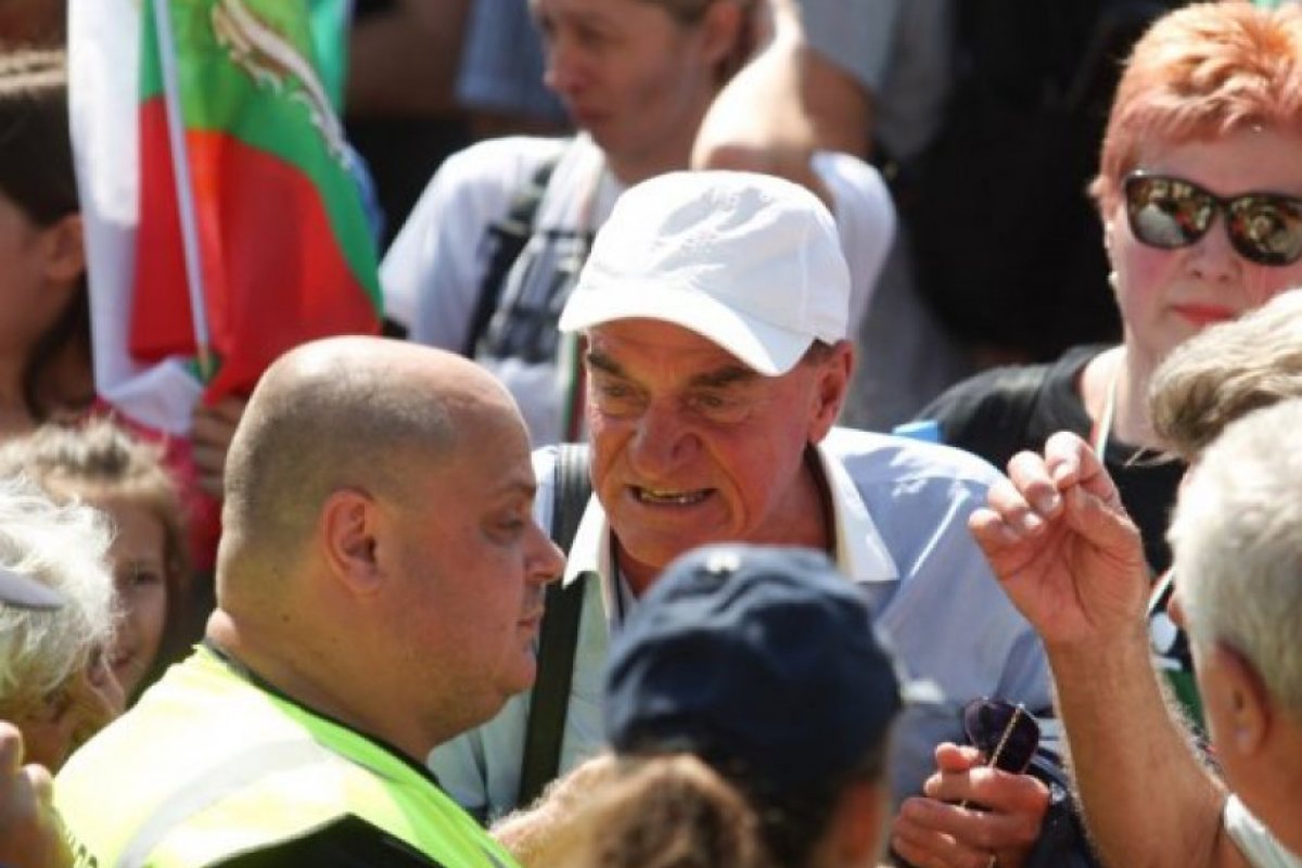 Продължава протестът пред Народното събрание