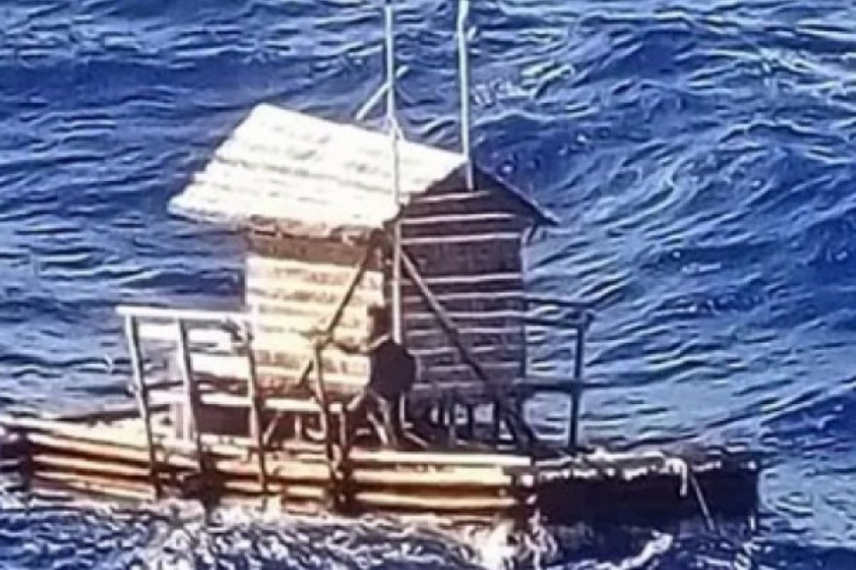 Индонезиец по чудо оцеля 49 дни на сал в Тихия океан (ВИДЕО)