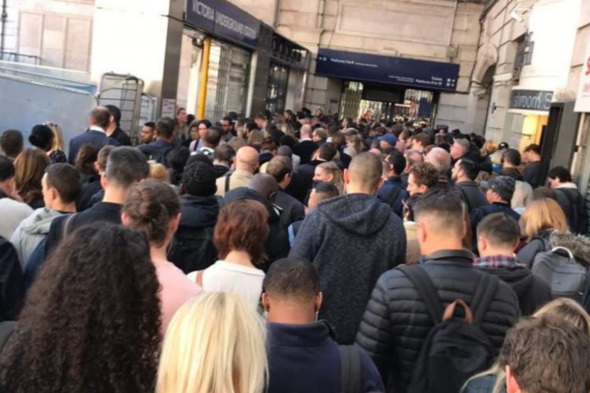 И днес ад в метрото, евакуират и други станции