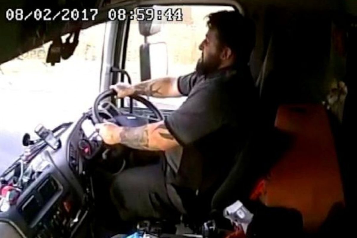 ВИДЕО: Шофьор на тир си играе на телефона, преди да блъсне и убие жена