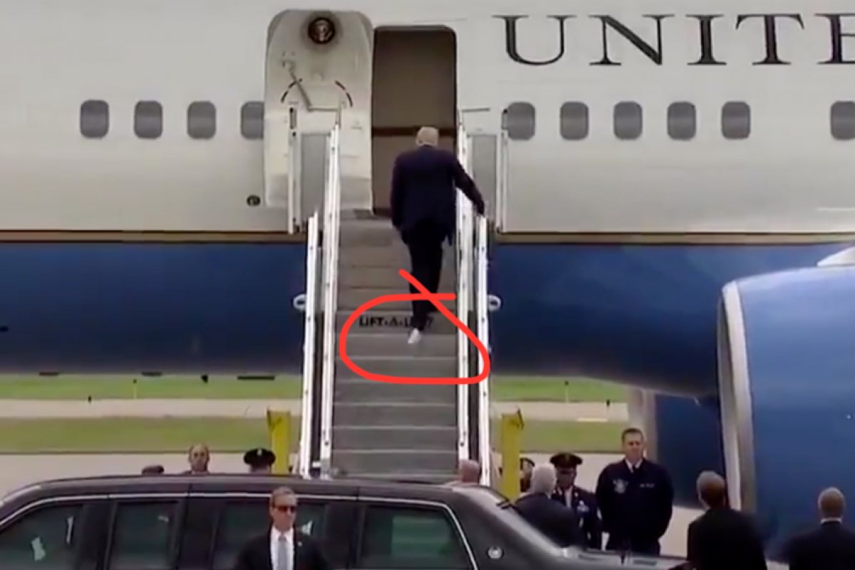 Тоалетна хартия на обувката на Тръмп предизвика подигравки (СНИМКА+ВИДЕО)
