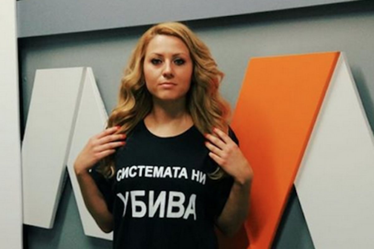 Десетки се събраха на бдение в памет на Виктория Маринова