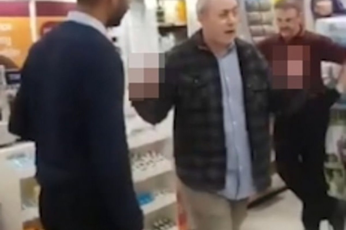 Клиент на Sainsbury’s изгонен заради расистки обиди