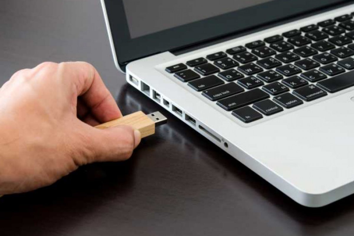 Има ли наистина значение как вадите USB флашката?