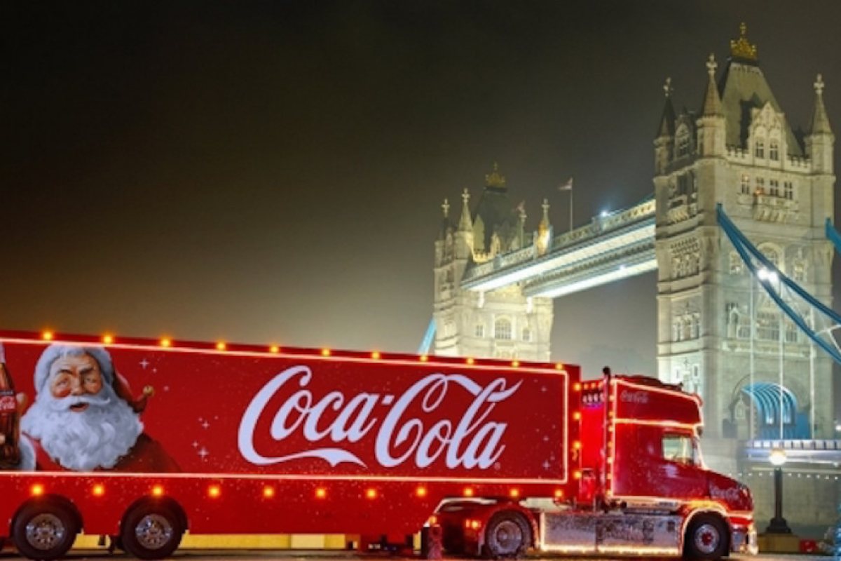 Камионът на дядо Коледа и Coca Cola минава отново през Лондон