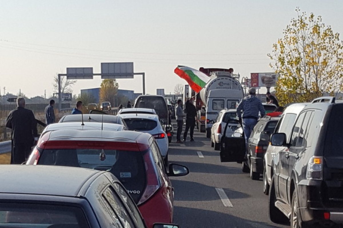 Блокадите в големите градове заради цените на горивата продължават и днес