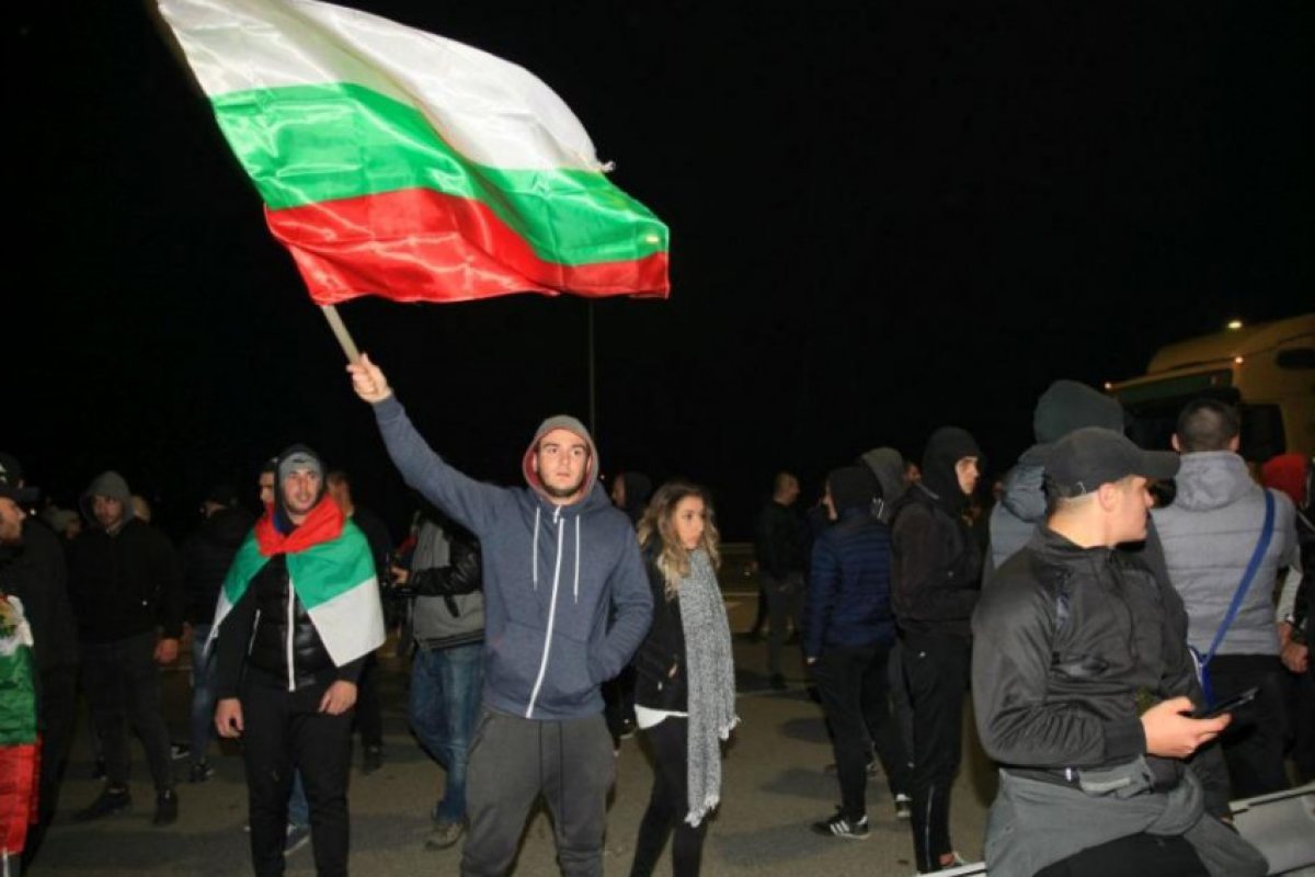 Перничани блокираха основен пътен възел