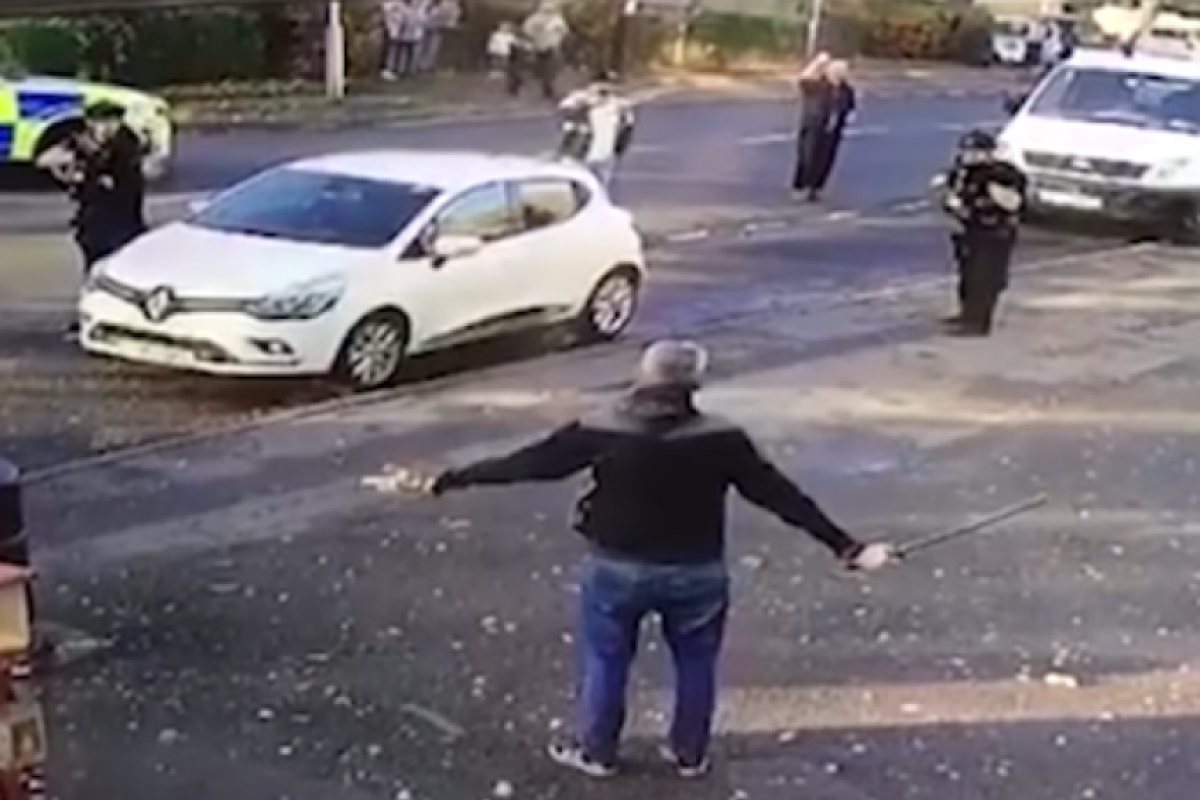 Мъж размаха меч насред улица в британски град  