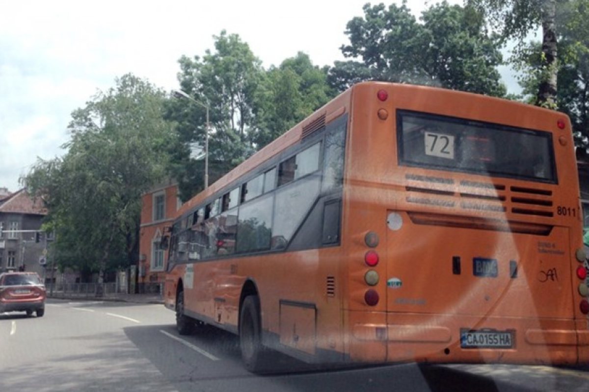 Чужденец се опита да обере жена в автобус 72 в София
