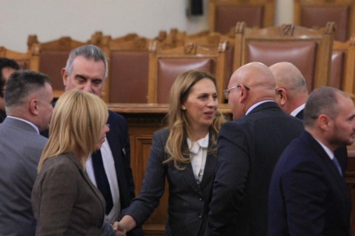 Марияна Николова замести Валери Симеонов