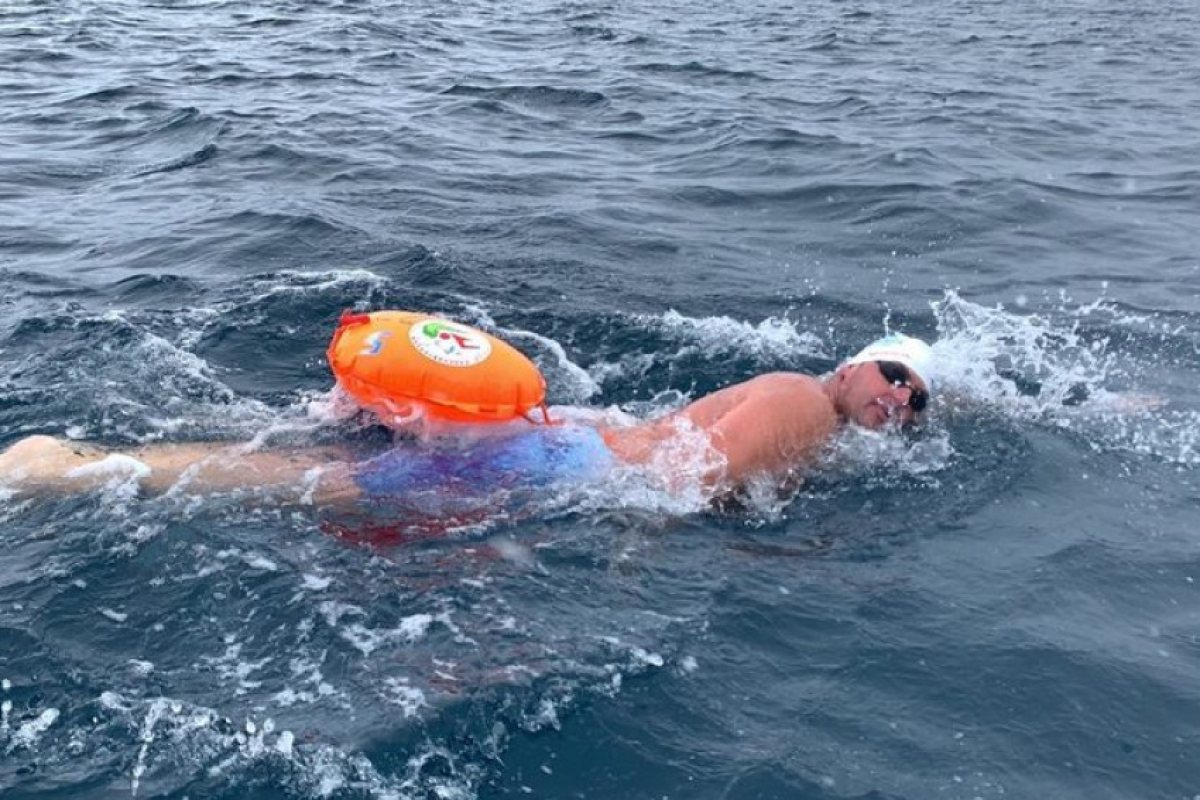 Петър Стойчев стана шампион по плуване в ледените води на Антарктида