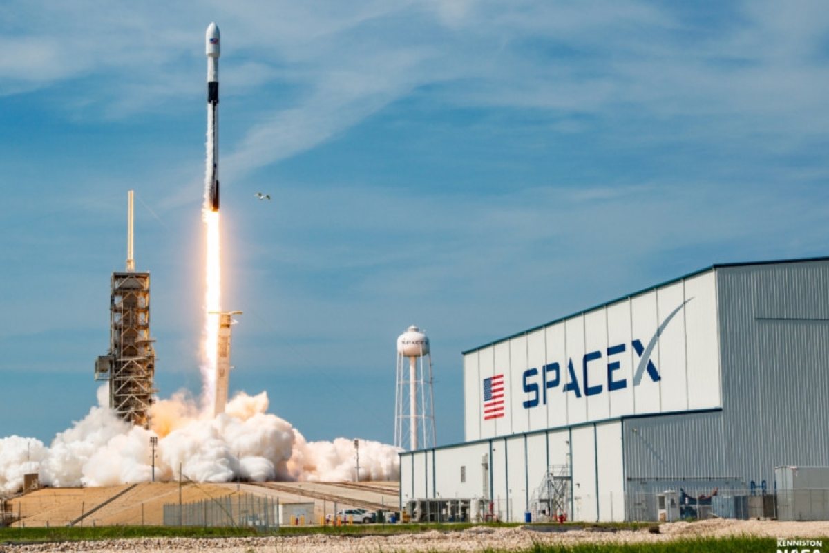 SpaceX е готова за рекорд: До часове ще изстреля 64 сателита накуп