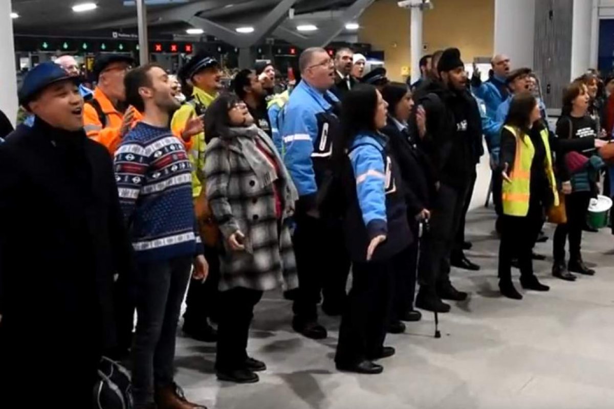 Флашмоб на железопътните служители зарадва пътниците на „Лондон Бридж“ (ВИДЕО)