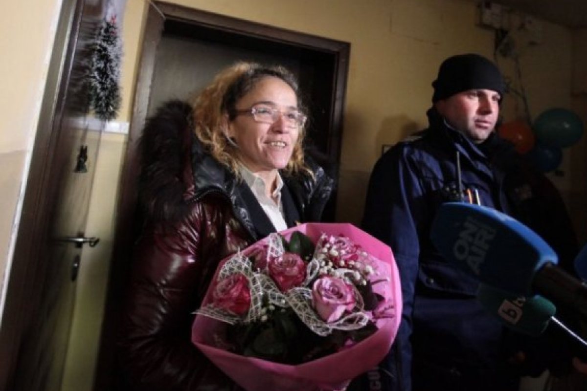 Иванчева се прибра у дома, съседите я посрещнаха с цветя