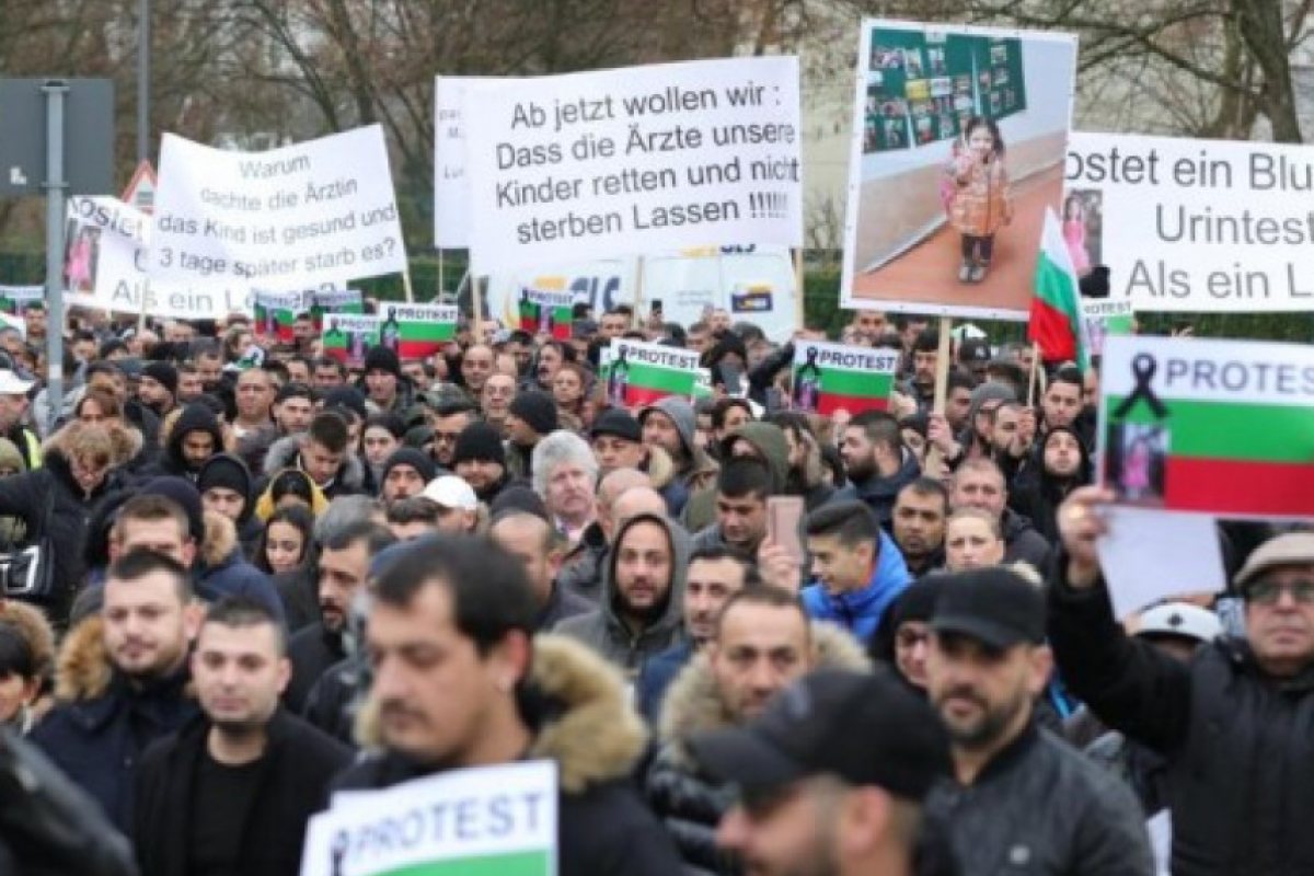 Българи протест в Кьолн заради смъртта на 4-годишно детенце (СНИМКИ)