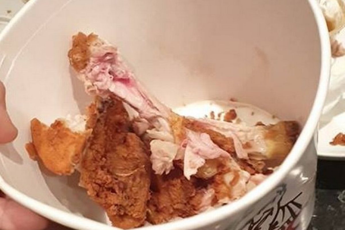 Отврат! Клиент на KFC намери нещо ужасно в пилето си! (СНИМКИ)