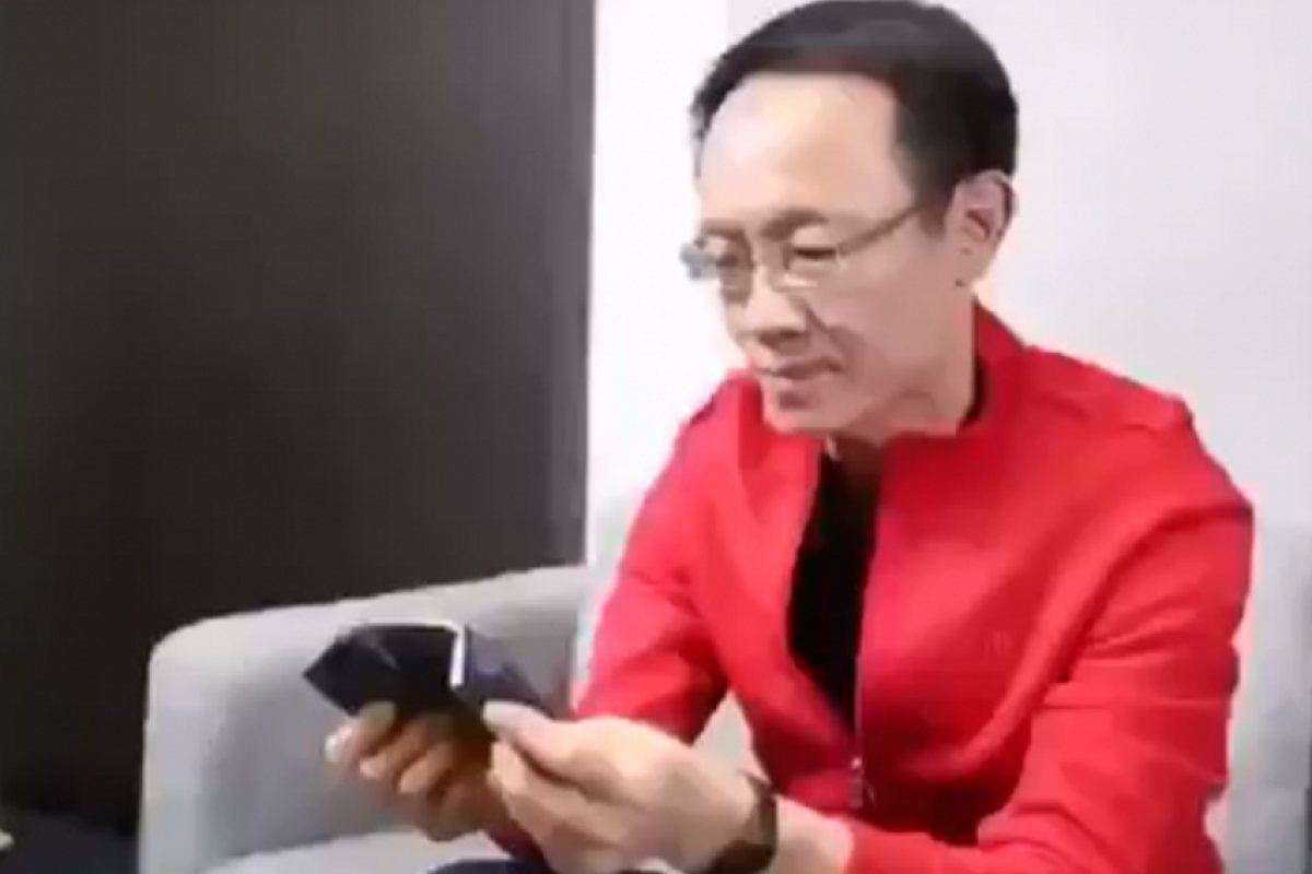 „Китайският Apple” показа първия в света двойно огъващ се телефон (ВИДЕО)