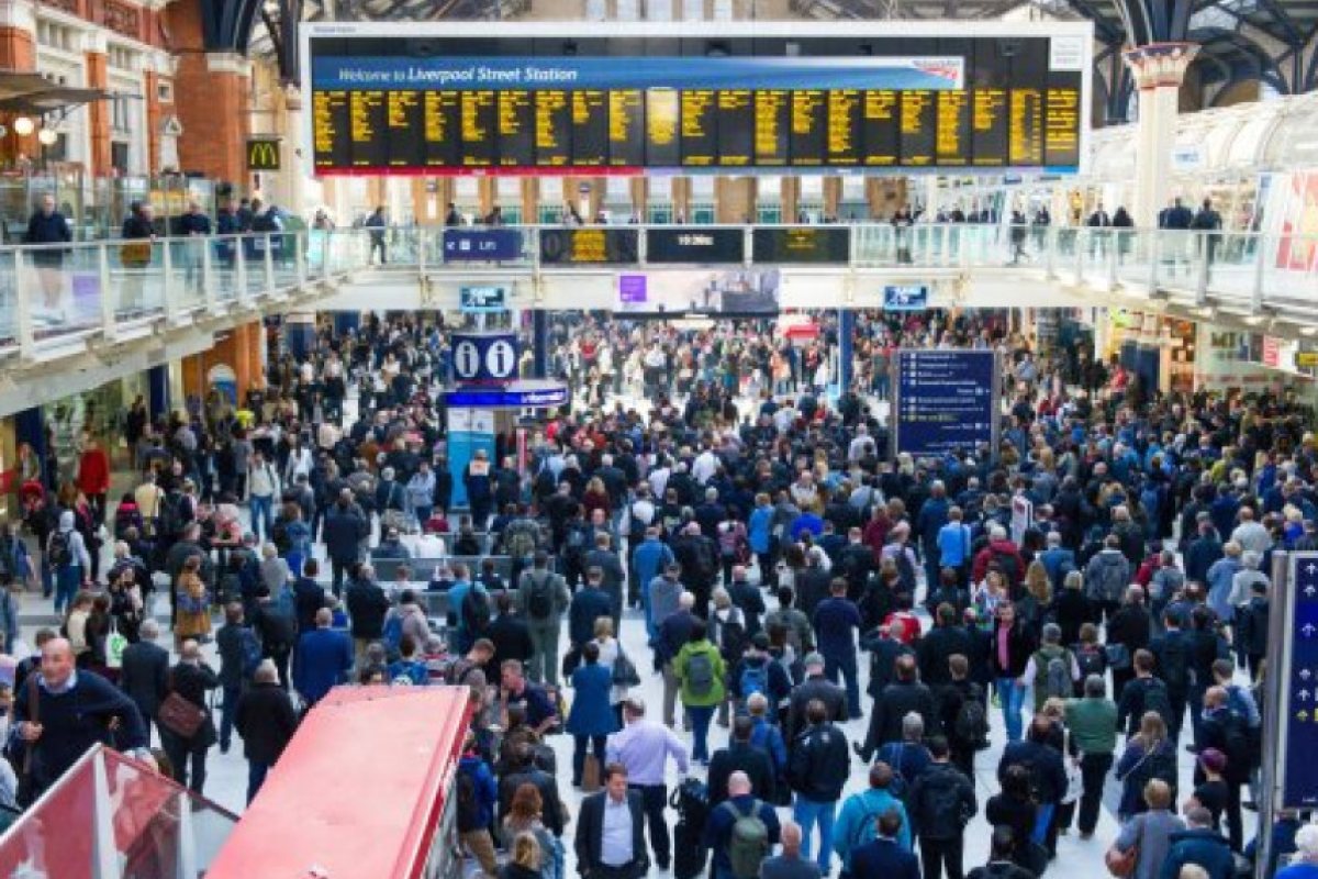 Хаос на Liverpool Street сред авария. Има отменени влакове