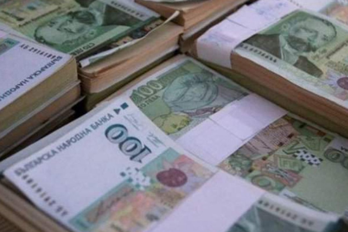 Служителка на банка присвоила 200 бона