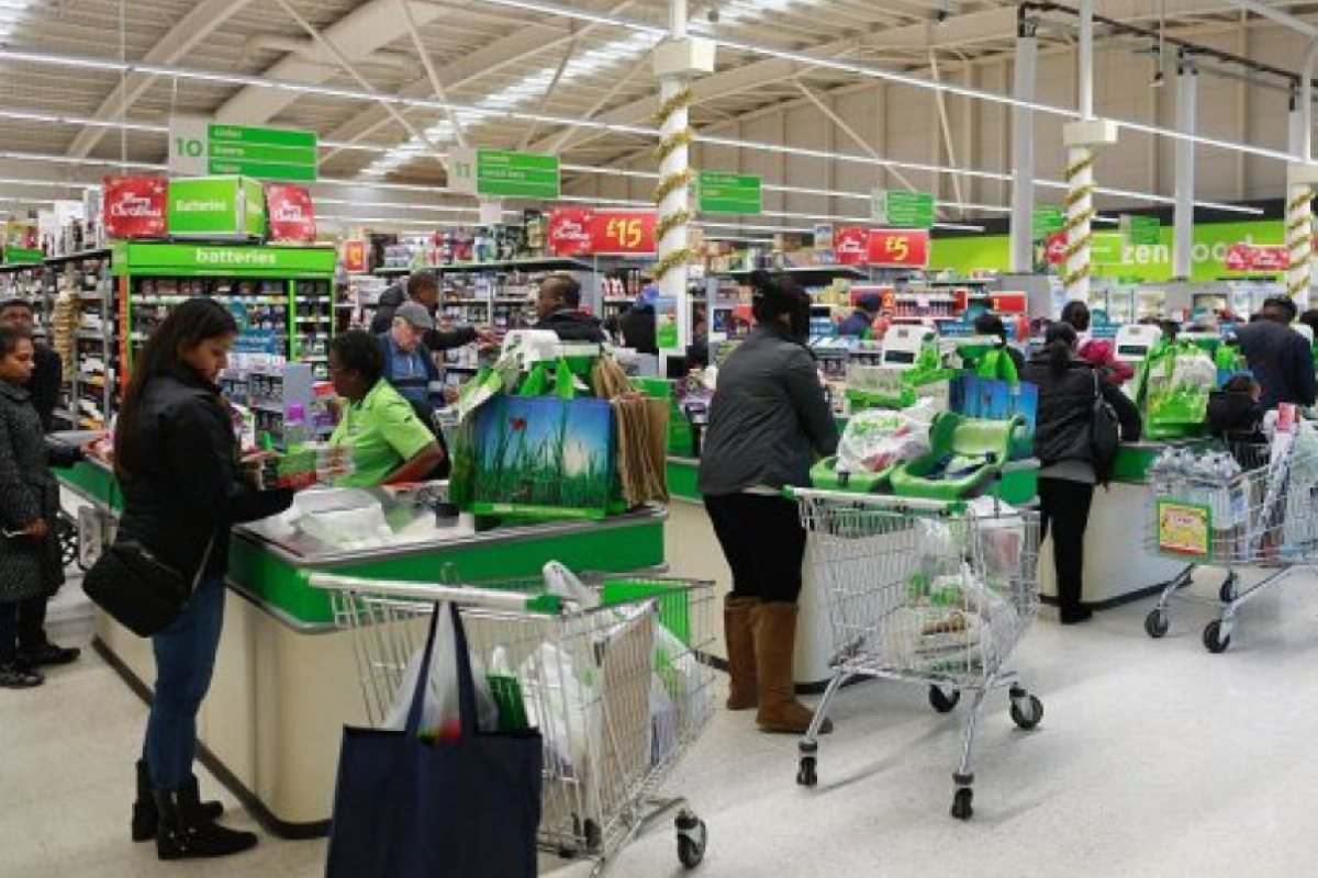 Жена роди в ASDA, линейката се забавила заради снега