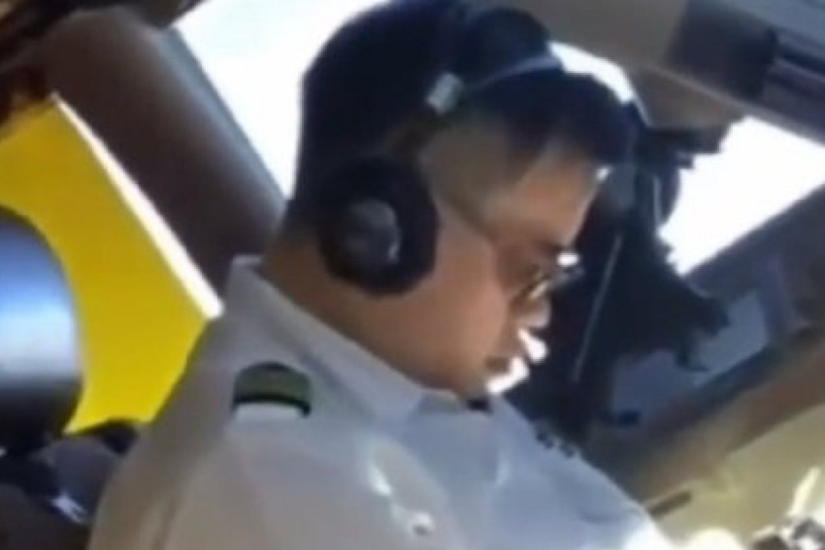 Потресаващо видео! Пилот спи в кабината на самолета