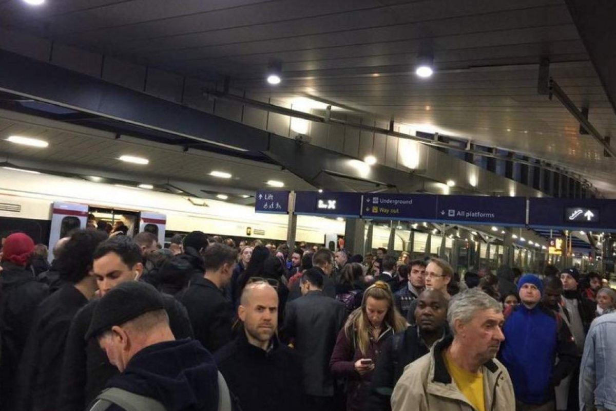Инцидент в метрото, мъж е бил блъснат от влакче