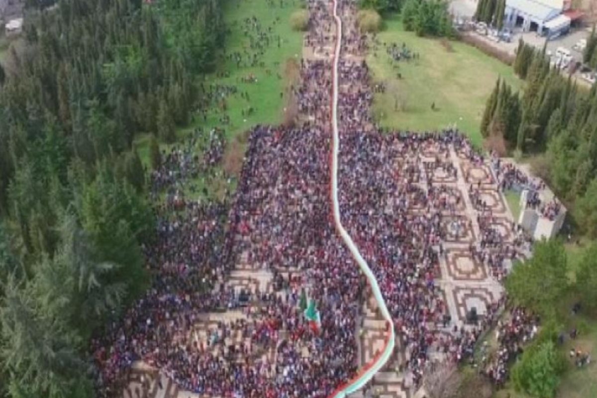 Как посрещаме празника и къде развяха 300-метров флаг (СНИМКИ)