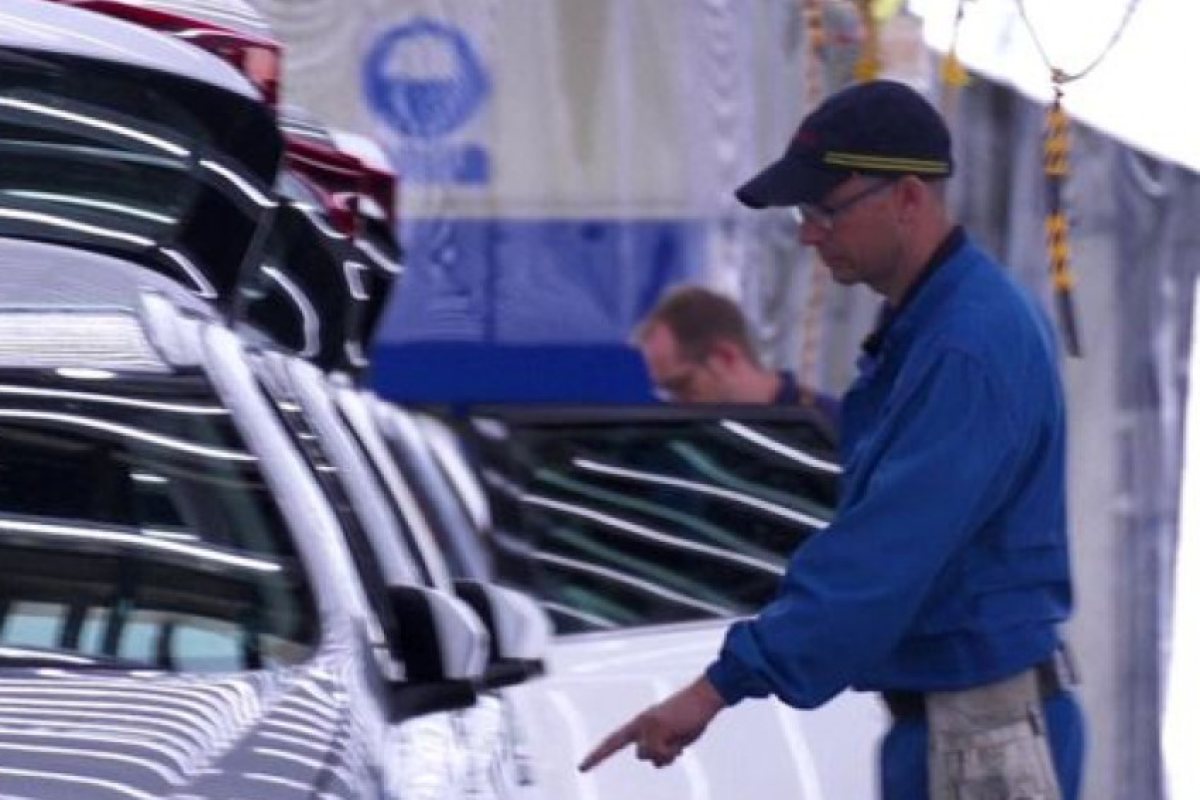 Toyota и BMW също плашат, че ще напуснат Острова