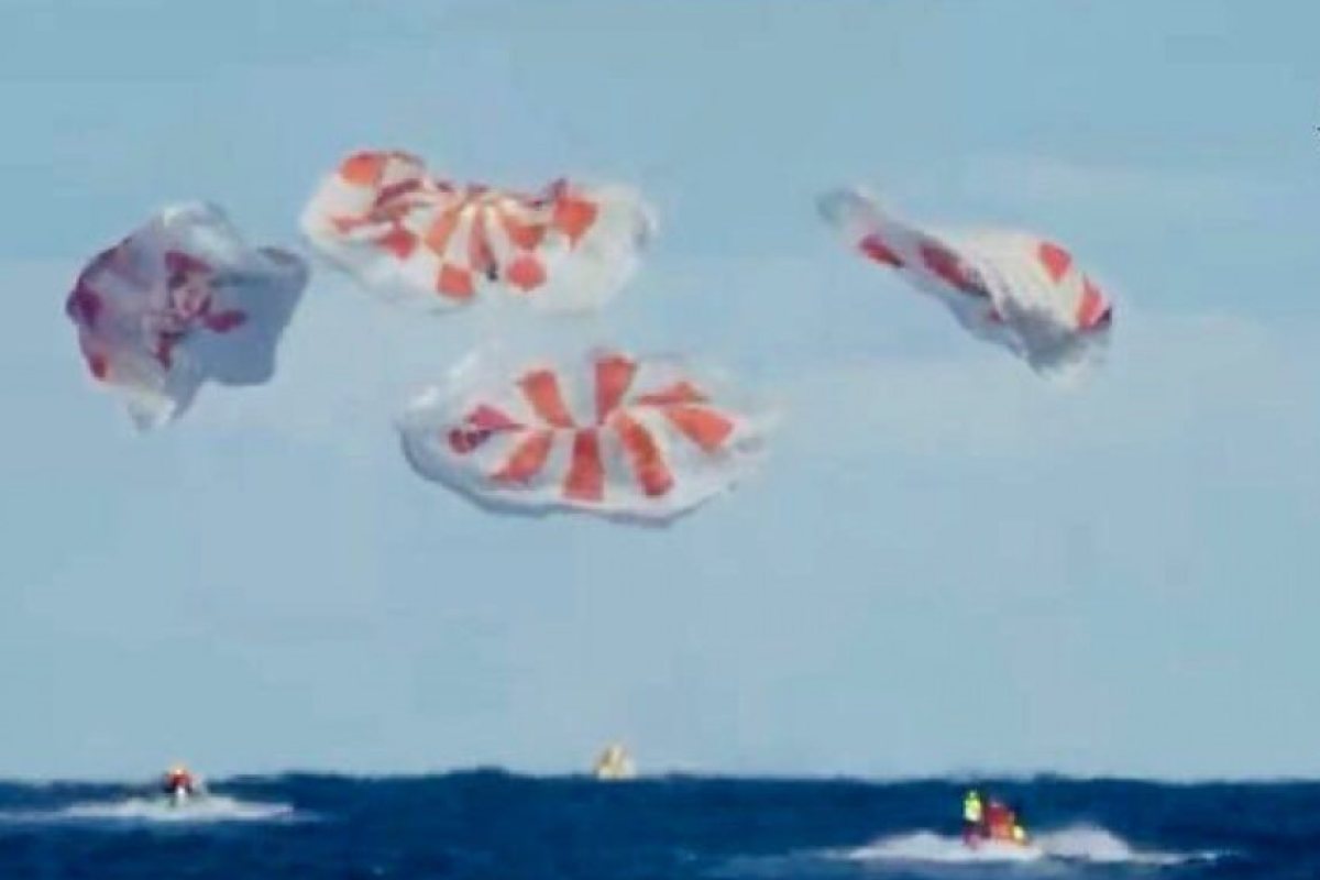 Корабът на SpaceX за астронавти успешно се спусна в океана