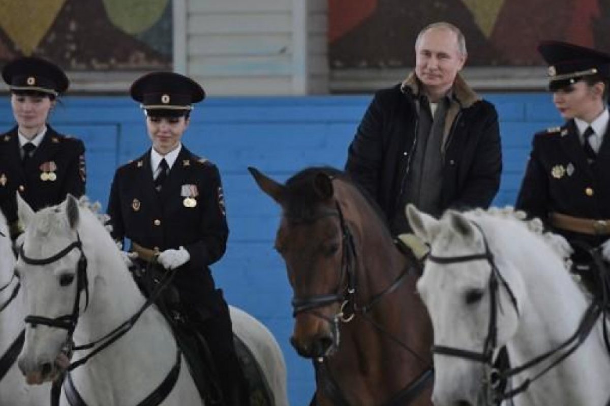 Путин честити 8 март, качен на кон