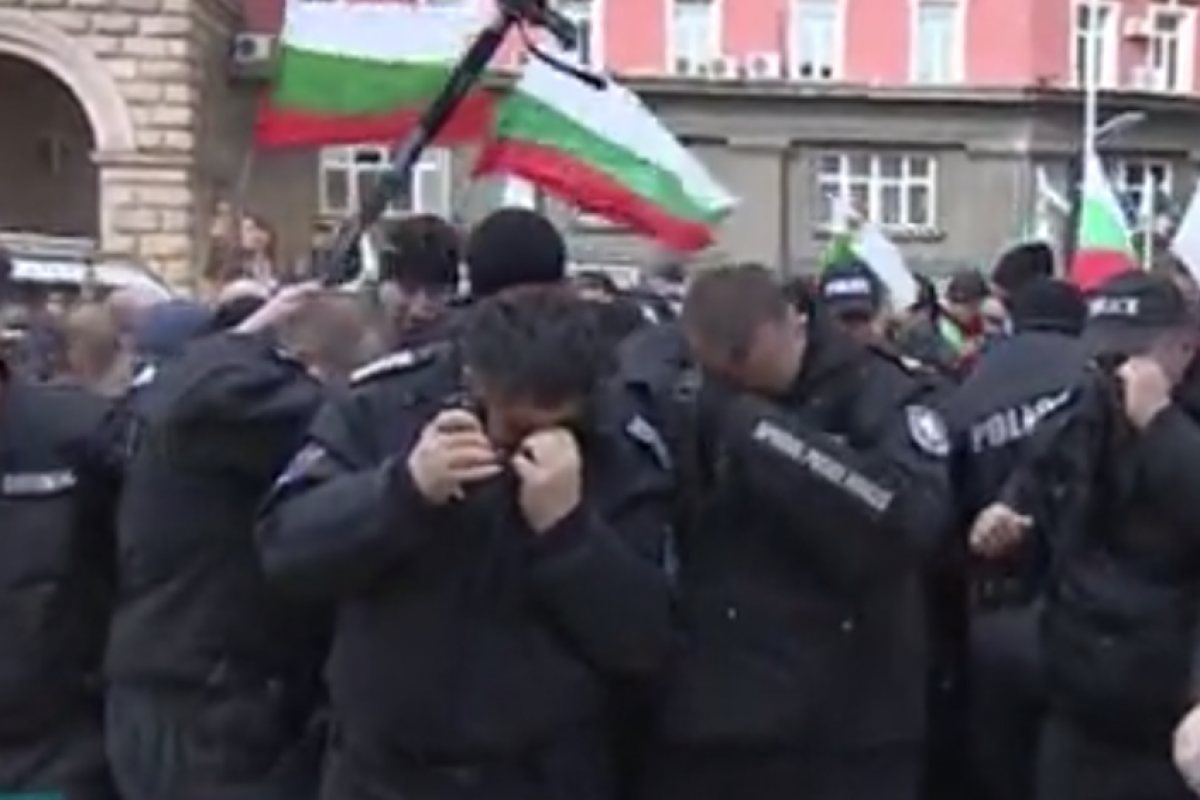 Полицията използва сълзотворен газ срещу протестиращи в София (СНИМКИ)