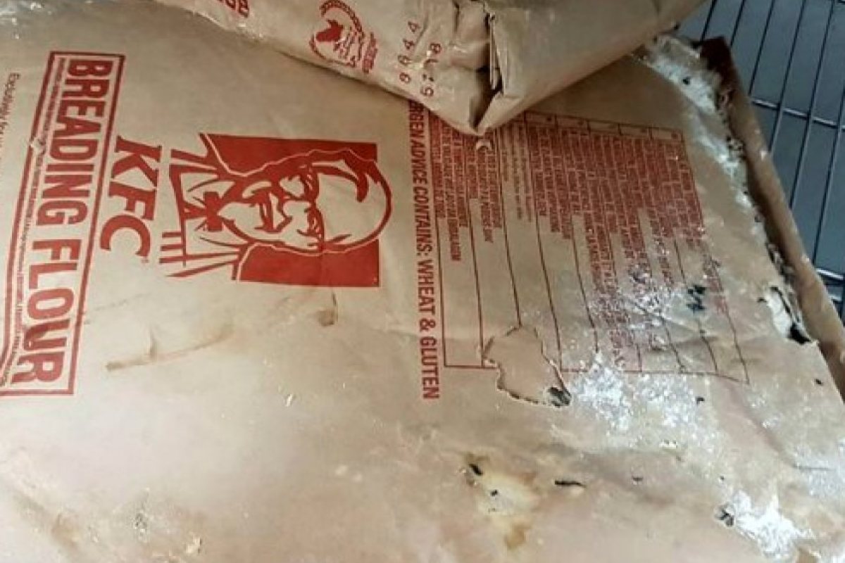 Работник на KFC показа при какви условия се приготвя пилето (СНИМКИ)